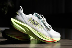 Hokaのスニーカー（3万円）買ったけど歩きやすすぎる