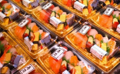 【悲報】デート帰り、「スーパーで値引き惣菜があるのに定価のお寿司を選んだ彼女」に彼氏が衝撃