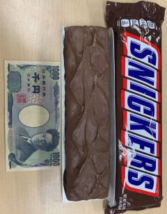 【画像】アメリカのスニッカーズデカすぎる…