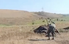 【衝撃映像】ロシア兵　ロケランの発射をミスる・・・