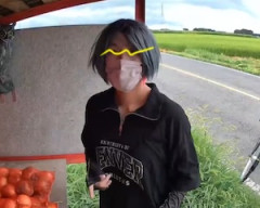 【動画】野菜の無人販売所の料金箱から現金を盗む女おとこが撮影される。