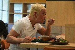 【悲報】松本人志プラス、とうとう老人がメシ食ってるだけの姿を配信する
