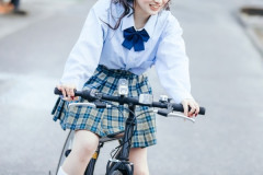 【動画】自転車通学の女子高生さん、スカートを履き忘れてしまうｗｗｗｗｗｗｗ