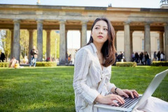 【悲報】優木まおみさん、マレーシアに「母子留学」した結果・・・・