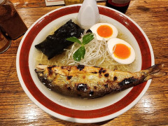【朗報】韓国人「日本のラーメンに魚が丸ごと1匹のってた」