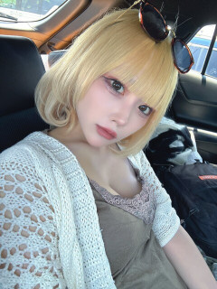 【画像】このレベルの金髪ギャルのお乳って推定何カップ？