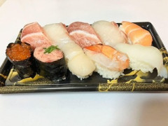 【悲報】男さん「彼女とスーパーに行ったら、値引き惣菜があるのに定価のお寿司を選んだ。ありえない」