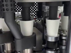 扇形の紙を吸盤で1枚ずつ拾い上げて紙コップにする製造機、「これでも遅い方の機械」【海外の反応】