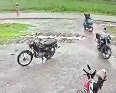 【動画】痛ましい事故。帰宅途中の女性が雷に打たれてしまう瞬間。