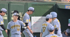 【悲報】藤川監督、余所の球場をキック