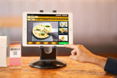 【悲報】Z世代店員、タブレット注文できない老人にブチギレ「自分でやってください、あなたみたいな客の面倒みる方がよっぽど面倒」