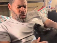 花火を怖がる犬が耳の聞こえない飼い主に体を寄せる、手話で返ってきた「父さんが守ってやる」【海外の反応】