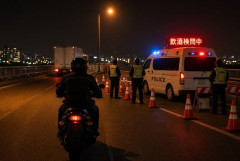 飲酒検問で呼気検査を拒否し車内にこもった22歳の女を逮捕　助手席側の窓を割って確保