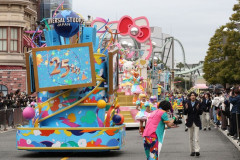【悲報】USJの「着ぐるみの中の人」、月給20万円台なのに辞める時は50万円を払わされるもようｗｗｗｗｗ