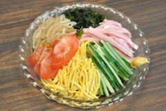 カップ焼きそば、冷やし中華、絶妙に混ざらない具
