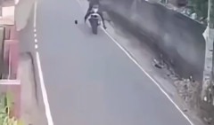 【悲報】事故ったバイク乗りさん、衝撃で大切なものをポロリしてしまう
