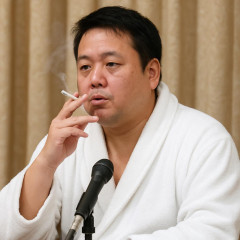 「元・生徒会長で仕事ができる」愛人同伴でホテルから会見…喫煙バスローブ姿で話題「秋田県職員」の素顔   #🏩 |  シゴデキな割には役職低くない？