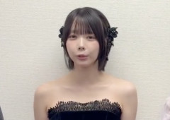 【画像】あのちゃん、舞台挨拶でデコルテを出すも手首に注目が集まる