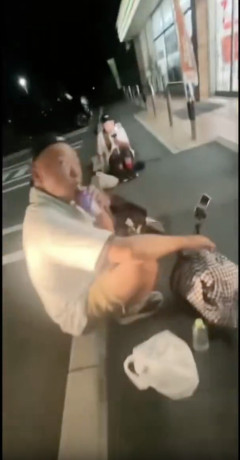 【動画】ＴＫＯ木下さん、セブン駐車場で地べたに座りタバコ、迷惑配信をしてしまう・・・