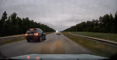 【動画】追い越し車カスさん、突然現れたトラックにぶち当たって死亡💀