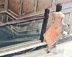 【動画】ドレス女子さん、歩きスマホで大変なことに(@_@;)