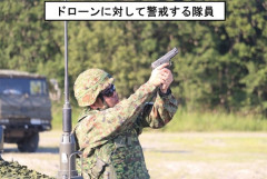 【画像】自衛官「エッ!!  9mm拳銃で対ドローン戦闘を？？？   」