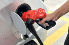 高市総理、ガソリン補助金継続を表明「命と暮らしを守り、経済活動に支障を生じさせない」