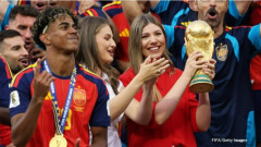 スペイン王室がW杯優勝セレモニーに登場、王太女姉妹への注目より「美女はどこ？」と見出しにツッコミ