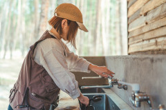 女「ソロキャンで話しかけないで！」オッサン「挨拶は人間の基本なんだが……バカな女だ」⇒！！！