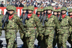 【困惑】自衛官「エッ!!9mm拳銃で対ドローン戦闘を???」