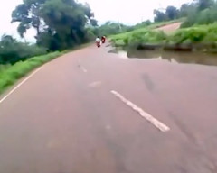 【動画】下手＋不幸＆不運。この2人乗りバイクが起こした事故が（ノ∇`）