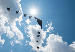 米首都ワシントン上空をB-2スピリット爆撃機など多数の軍用機が飛行…建国250年記念行事！