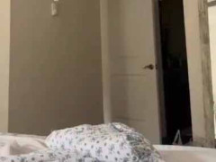 彼女はまだベッドの中にいた。いつまで寝てんだよっ♪ → 彼はこうします…