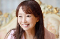 【画像】大物歌手アグネス・チャンさん、71歳になった現在とんでもない姿で発見される！　「ミニスカが似合いすぎ」「奇跡の美脚」ｗｗｗｗｗ