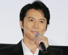 【朗報】57歳の福山雅治、ファン仰天「刺激が強すぎ」の肉体を披露した結果
