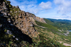 【悲報】大山で木の枝が額に当たりメガネ破損した男性、木が生い茂る崖下500mで発見された結果・・・・