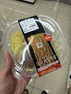 セブンイレブンの冷やしコショウそばが塩分8グラムでしょっぱすぎるわ味濃すぎるわで食えないと話題にwwwwwwwwwwwwww