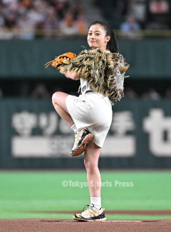 橋本環奈さん、始球式でパンティラインを見せつけてくる🥰