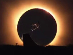 輪になった太陽のふちに、スケボーのジャンプ台が1台、スペインの日食で撮られた映像【海外の反応】