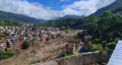 ネパールで洪水、観光客380人超不明　8人死亡、発電所も損壊