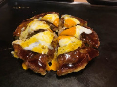 【文化の違い】東京さん、お好み焼きをピザみたいに切ってしまうｗｗｗｗｗ