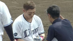 西武・栗山巧が頭部死球で途中交代　141キロが直撃