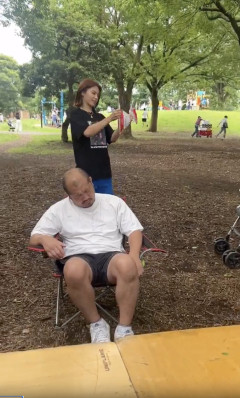 美人インフルエンサーさん、公園で寝てるオッサンにイタズラしてしまうwｗｗ