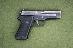 【画像】自衛官「エッ!!  9mm拳銃で対ドローン戦闘を？？？   」