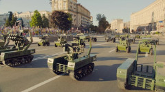 ウクライナ独立記念日、戦時下でパレードは不可能で代わりに地上ロボットが走行！