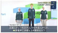 【悲報】ファミマ店員、制服がTシャツになり髪型や髪色も自由に🇸🇱