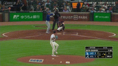 大谷翔平、第三打席でバットを折られながらもライト前ヒット！