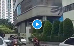 【動画】走行中のバイクに空から“何か”が直撃→何度見返しても状況が理解できない事故がこちら…