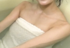 【速報】フジ、朝から女の子の入浴姿で谷間を見せつけてしまうwww