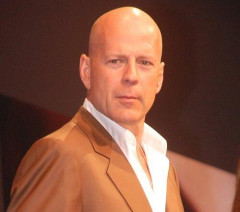 【悲報】ブルース・ウィリスさん、認知症で「ハリウッド俳優だったことも忘れる」・・・・・・・・・